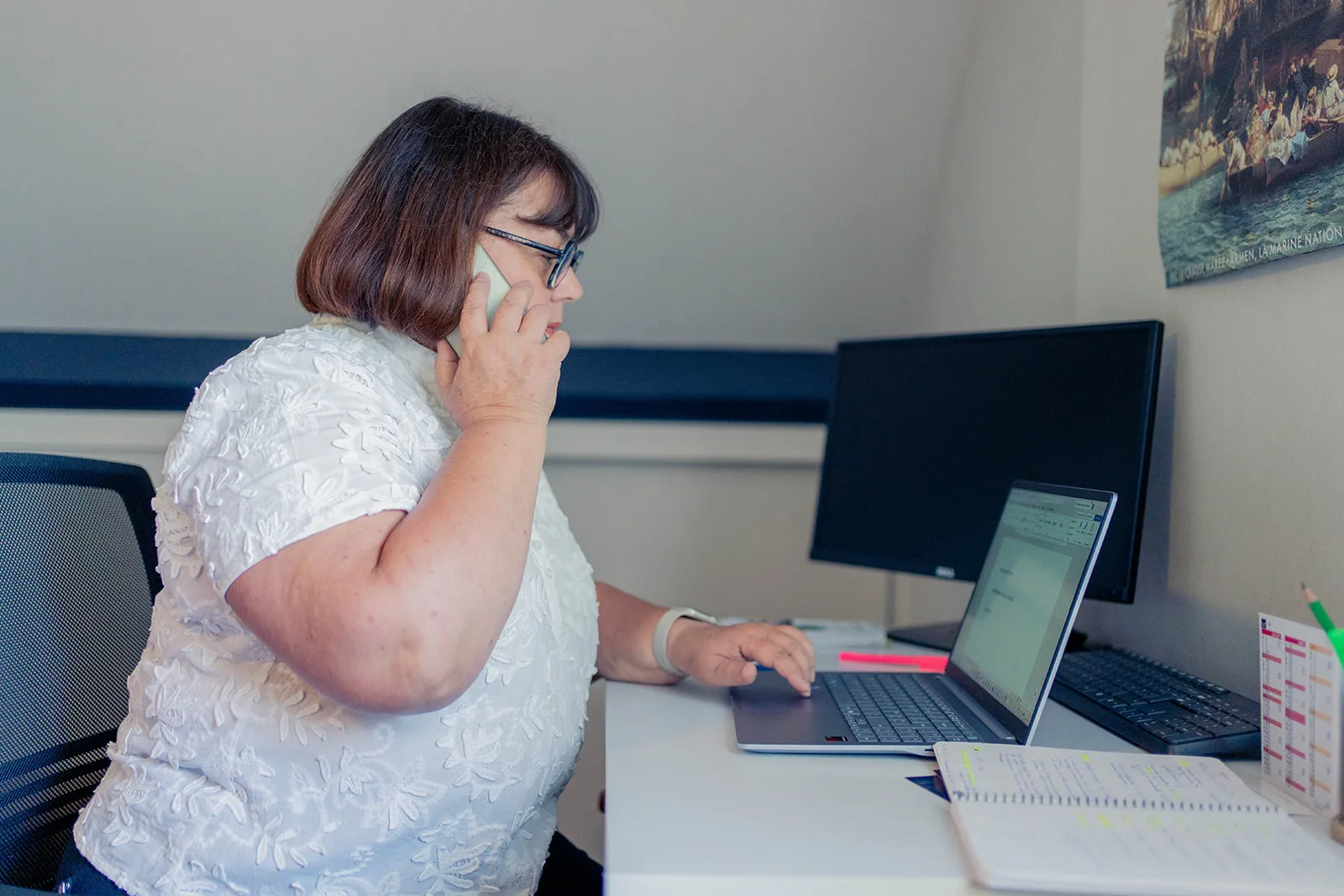 Échange professionnel entre une assistante et un artisan