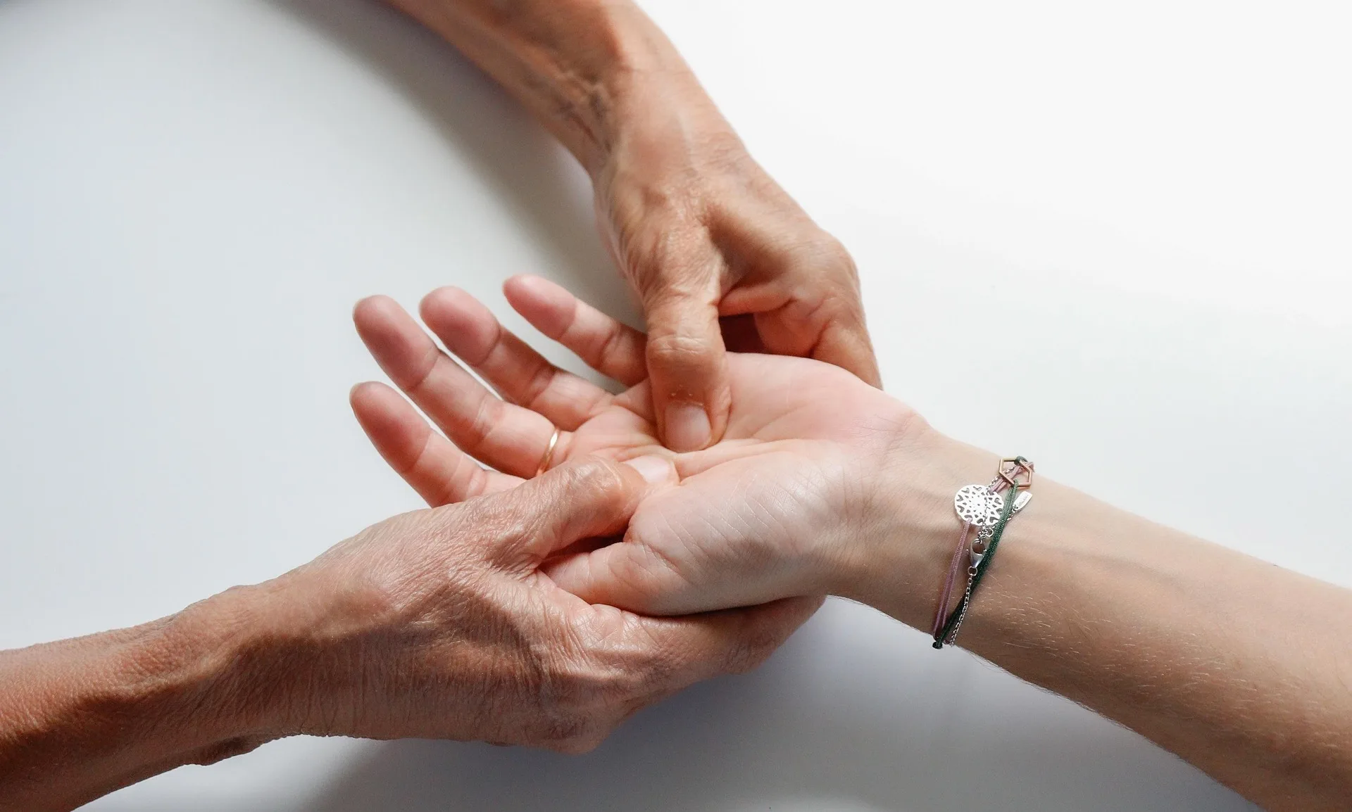 Massage des mains, lumière douce, atmosphère zen, bien-être naturel
